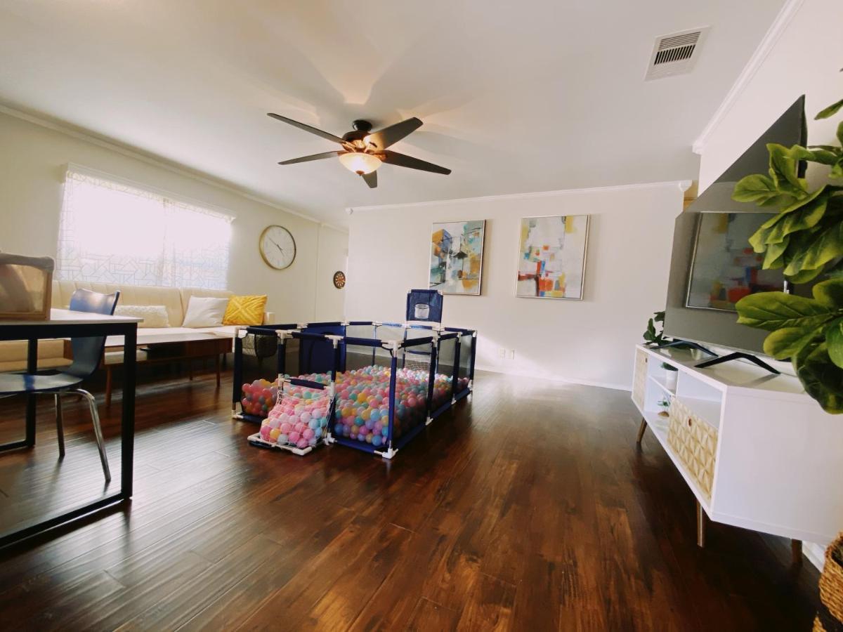 Seaworld Lackland Plus Living Room&Ball Pit Villa